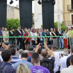 Uno scorcio sulla folla, si apre su un palco con sopra diversi Sindaci con fasce tricolori, in un momento inaugurale della Festa dei Borghi Autentici 2017