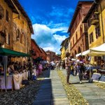 Saluzzo, MercAntico in Salita al Castello (Foto M. Piovano)
