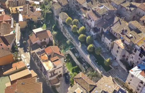 Panoramica aerea del borgo autentico di Roviano