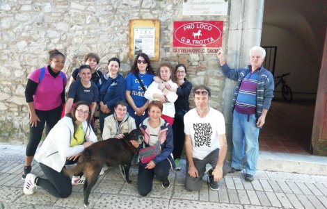 gruppo-di-visitatori-con-la-pro-loco-di-Castelnuovo-della-Daunia