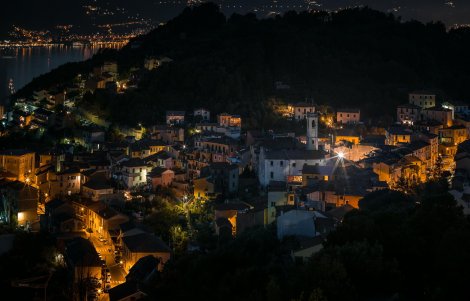 Il borgo di Pitelli di notte