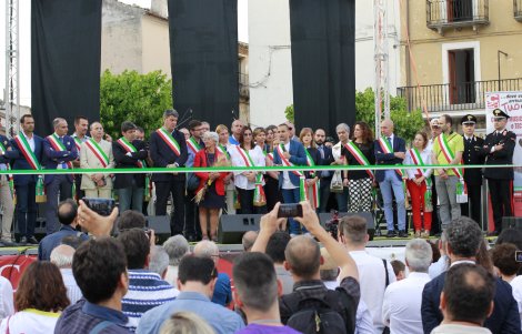 Uno scorcio sulla folla, si apre su un palco con sopra diversi Sindaci con fasce tricolori, in un momento inaugurale della Festa dei Borghi Autentici 2017