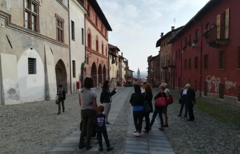 gruppo-di-turisti-a-Saluzzo