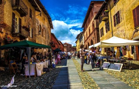 Saluzzo, MercAntico in Salita al Castello (Foto M. Piovano)