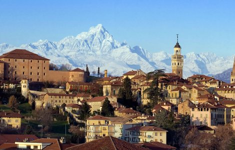 saluzzo piemonte vista con profilo del monviso aperitivo letterario