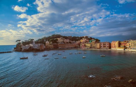 Sestri Levante_sullo sfondo la Baia del Silenzio
