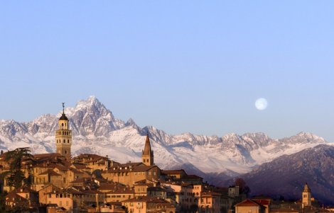 Saluzzo-panoramica-con-Monviso-foto-archivio-IAT-Saluzzo