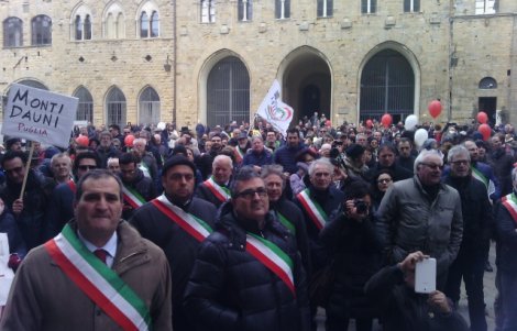 volterra orgoglio comune manifestazione contro l'obbligo di fusione dei piccoli comuni