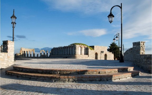 Albidona-piazza-castello