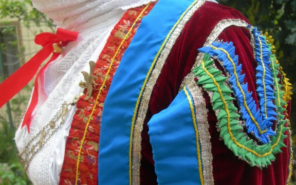 particolare del costume tradizionale femminile di Aritzo