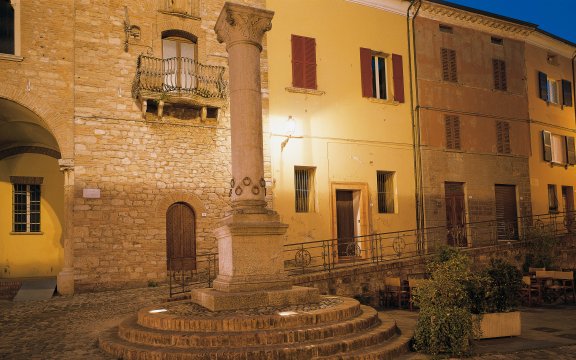 Bertinoro, Colonna delle anella