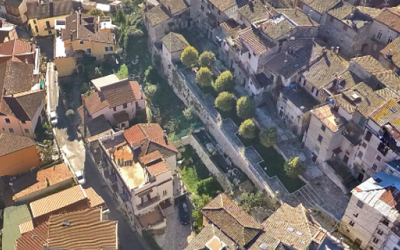 Panoramica aerea del borgo autentico di Roviano
