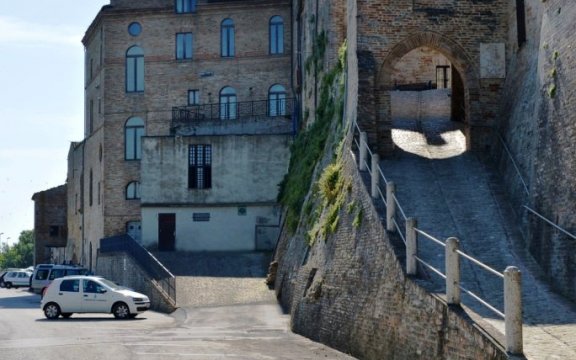 Carassai-strada-sotto-le-mura