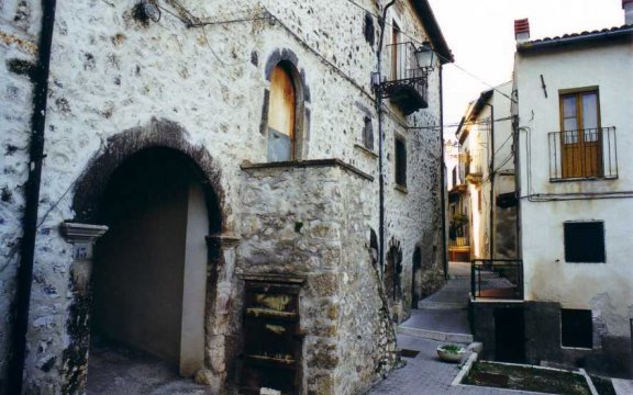 Castel_di_Ieri_-palazzo-medievale