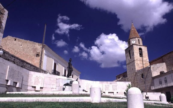 Castelnuovo-della-Daunia-piazza-e-Chiesa-Matrice