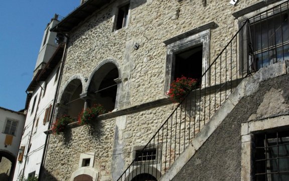 Castelvecchio-Subequo-edifici-storici-foto-Giuseppe-Cera