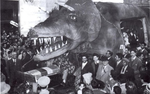 Cerisano-carro-allegorico-Triceratopo-1958