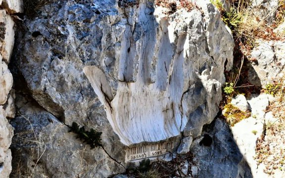 Cervara-di.Roma-sculture-nella-roccia