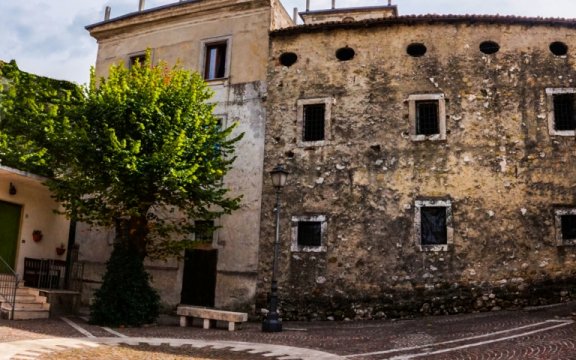 Civitella_Roveto_uno_dei_palazzi