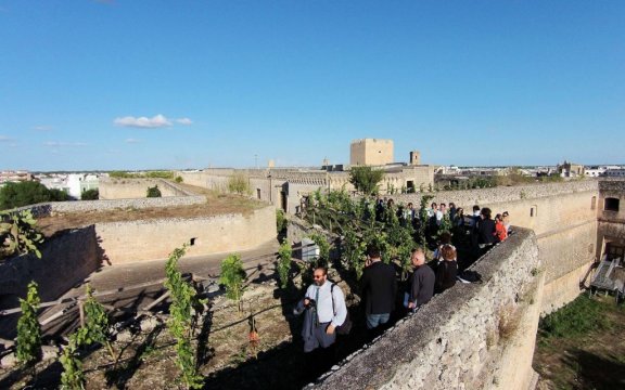 Copertino-passeggiata-storica-sulle-mura-del-castello