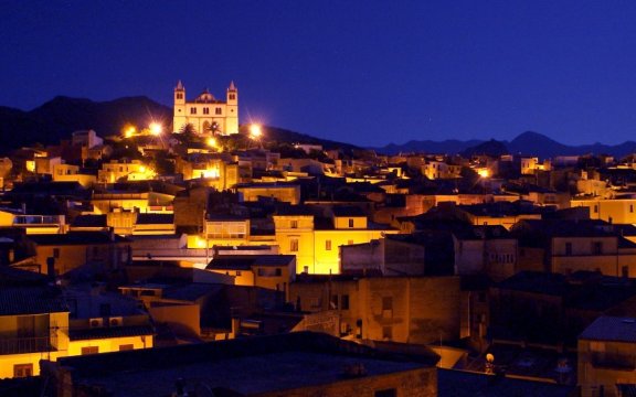 Cuglieri-notturno-foto-Angelo-Paulesu