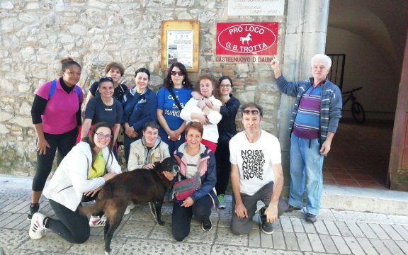 gruppo-di-visitatori-con-la-pro-loco-di-Castelnuovo-della-Daunia