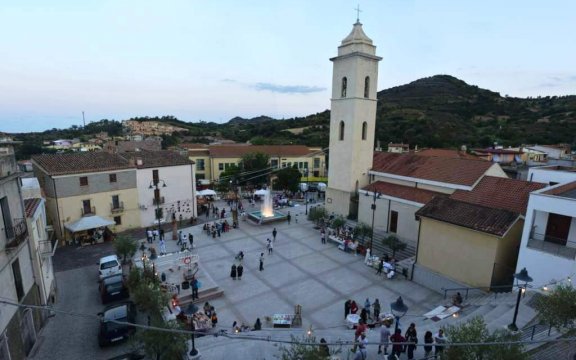 Piazza-Nonnu-Melis-Loceri