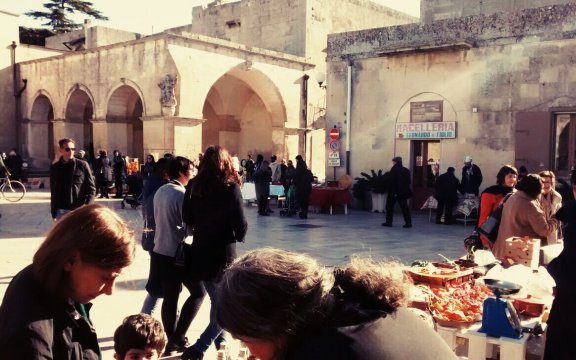 Piazza-San-Giorgio-Melpigano-Mercato-della-Terra-mercato-del-giusto