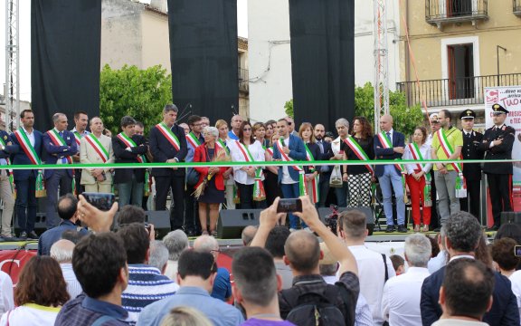 Uno scorcio sulla folla, si apre su un palco con sopra diversi Sindaci con fasce tricolori, in un momento inaugurale della Festa dei Borghi Autentici 2017