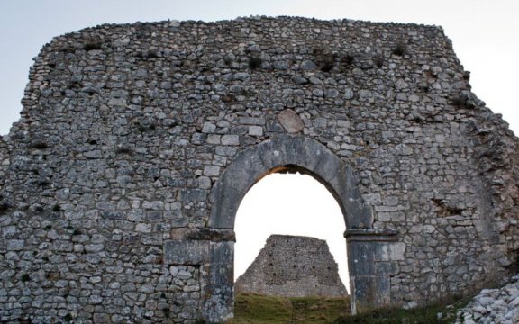 Morcone-castello-una-porta