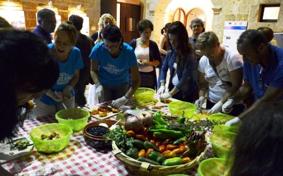 sagra-insalata-grika-martignano-preparazione-insalata