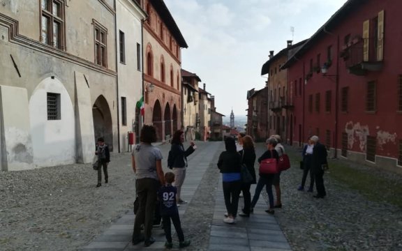gruppo-di-turisti-a-Saluzzo