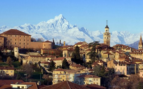 saluzzo piemonte vista con profilo del monviso aperitivo letterario