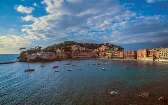 Sestri Levante_sullo sfondo la Baia del Silenzio