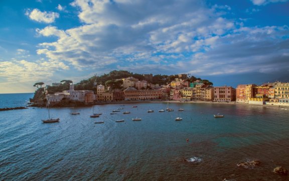 Sestri Levante_sullo sfondo la Baia del Silenzio