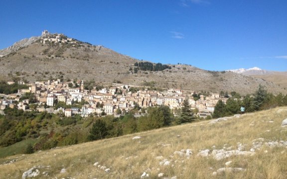 Veduta-di-Calascio-ph.CooperativadiComunita-Vivi-Calascio.jpg