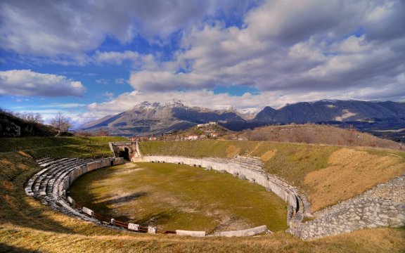 Massa-D-Albe-anfiteatro-AlbaFucens
