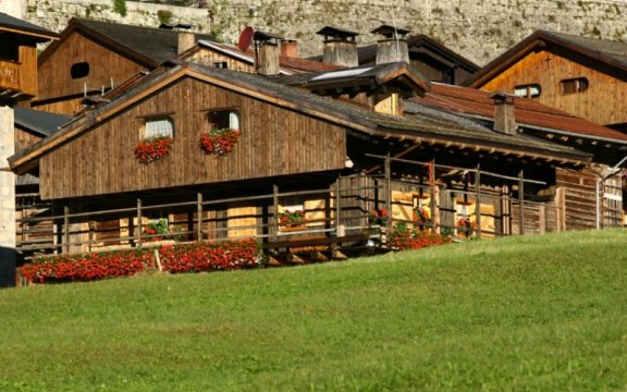 Sauris-di-Sotto-il-borgo