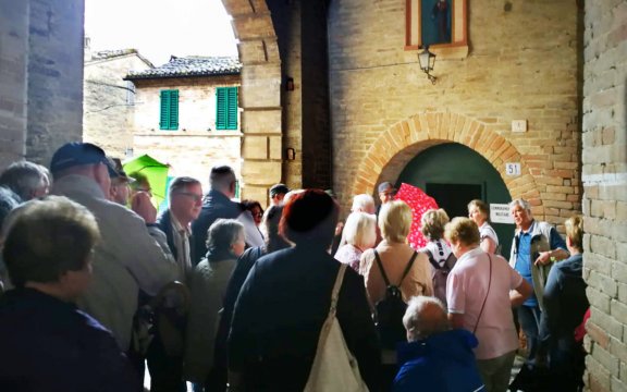il-gruppo-viene-accompagnato-a-visitare-il-borgo di Carassai