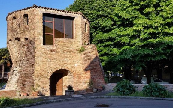Torre-fortificata-Castel-Guelfo-di-Bologna
