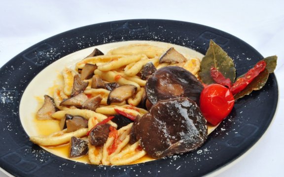 Poggiorsini-cavatelli-e-funghi