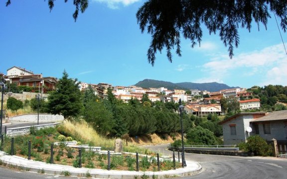 borgo autentico di lei, sardegna, primavera in baronia