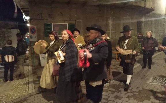 musica-popolare-a-perano-borgo-di-vino