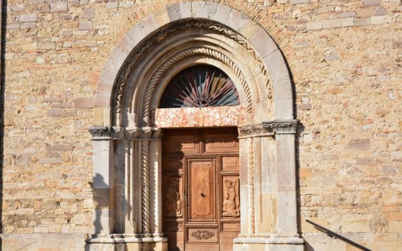 Castelnuovo-della-Daunia-portale-Chiesa-Matrice