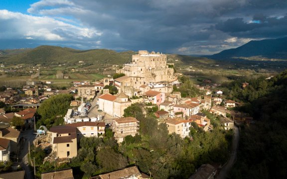 Limatola-Campania-scorcio-del-castello-e-del-borgo