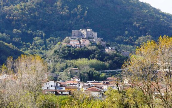 Limatola-vista-castello-da-piazza-Mercato