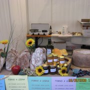 festa nazionale borghi autentici 2008 sauris stand con prodotti tipici del territorio pane formaggio e miele